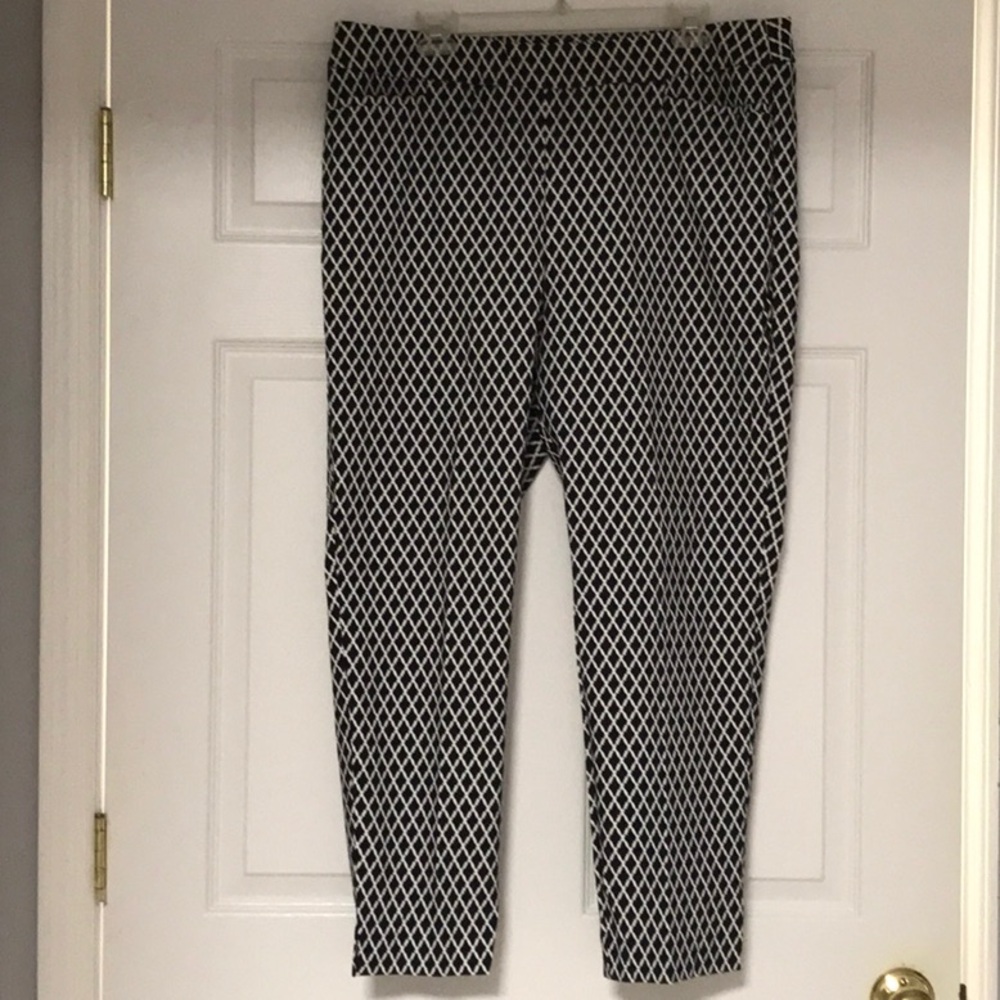 CHICOS 3R Black and White Geometric Pattern Pants 19” across waist 38” long